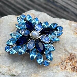 Lovely Vintage Blue Baroque Rhinestone Brooch!